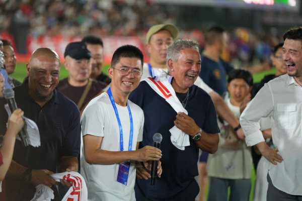 配先查配资 足坛名宿巴乔、卡洛斯到访贵州“村超”